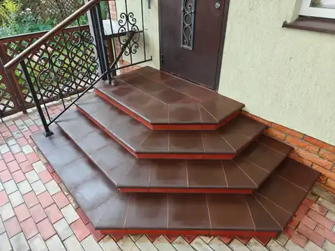 Коллекция Флоренция, цвет шоколад. Крыльцо частного дома.
