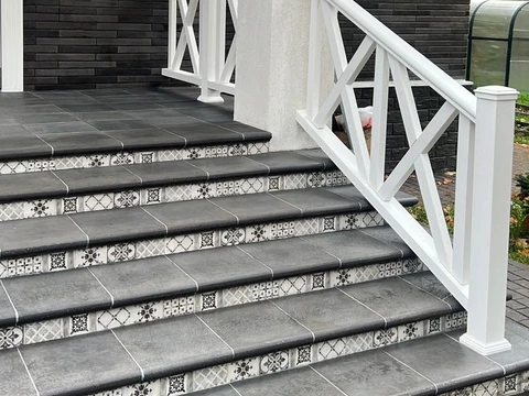 Коллекция Флоренция, цвет серый. Крыльцо частного дома.